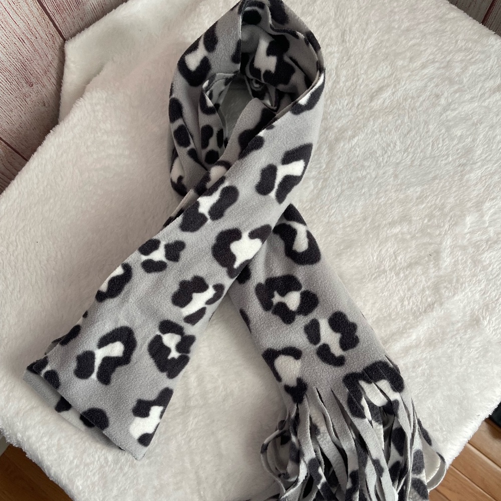 Old Navy Leopard Fleece Scarf